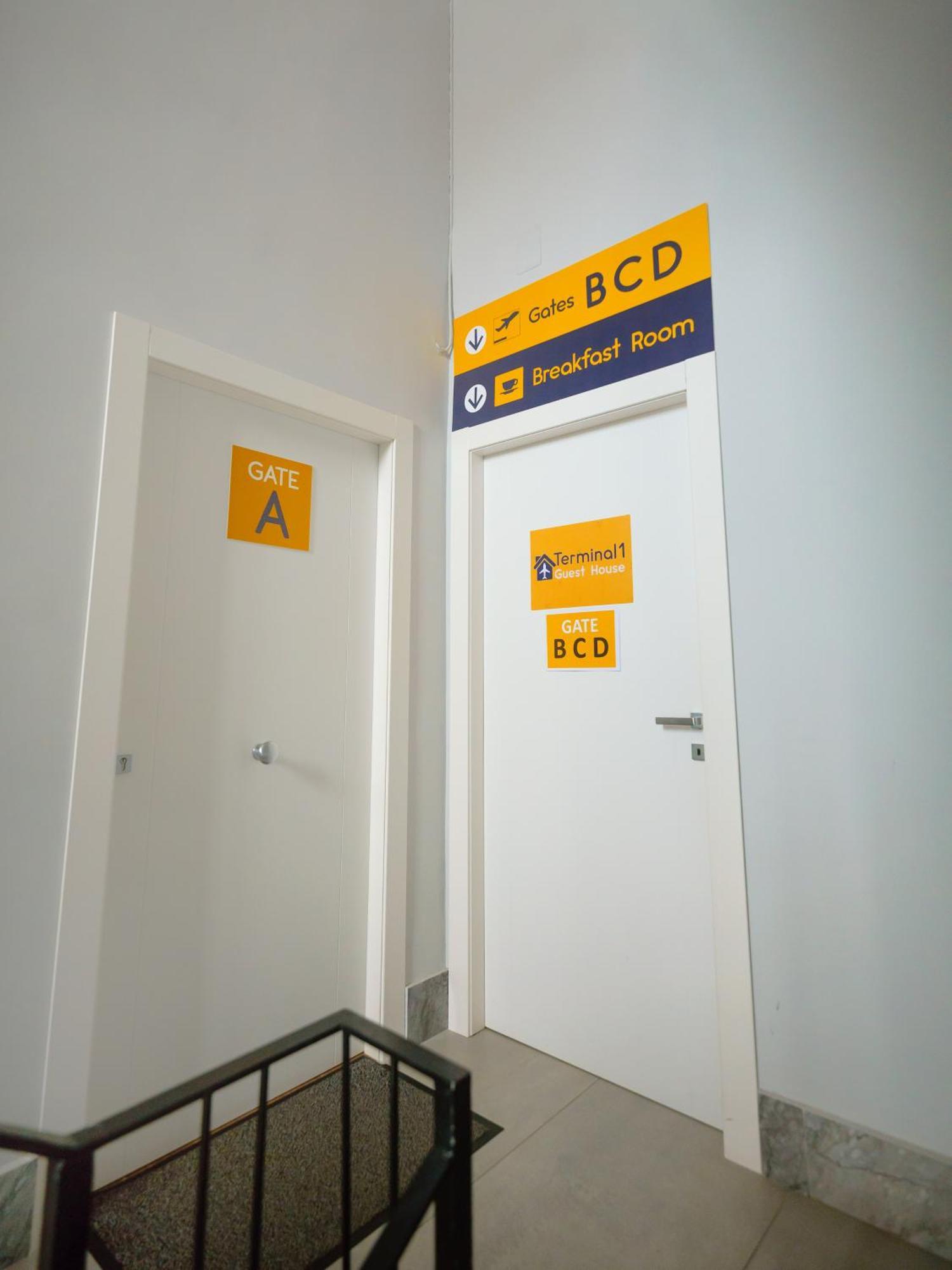 La Casetta Nell'aeroporto Di Napoli
